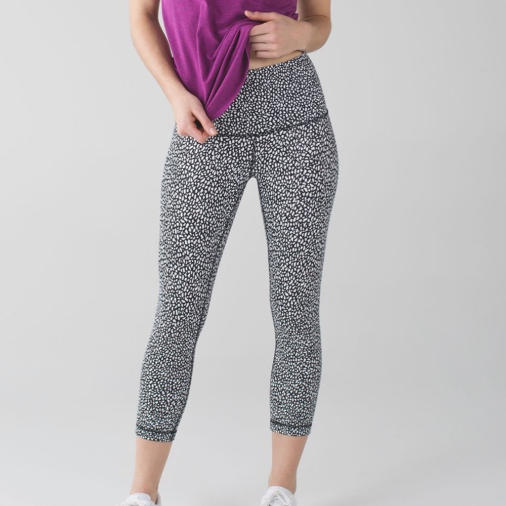 Lululemon Wunder Under Crop (Hi-Rise)
Miss Mosaic Black 6 - Picture 13 of 13